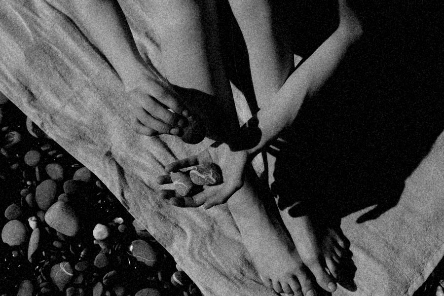 Hands holding pebbles on a towel